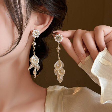 Women's super-fairy Baroque pearl shell earrings, long and gentle tassel earrings, new and niche high-end jewelry