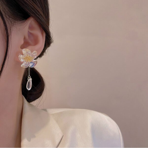 New 2025 high-class French vintage acrylic transparent flower earrings, a luxurious, niche and elegant piece of jewelry.