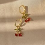 Wholesale of 2025 new-style internet-famous cherry ear clips, fashionable and elegant earrings for women with a sense of design and a light luxury style.