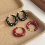 Women's French Vintage Black Enamel Dripping Oil Earrings, New Autumn and Winter Ear Jewelry with Luxury, Elegance, and a Niche High-End Feel