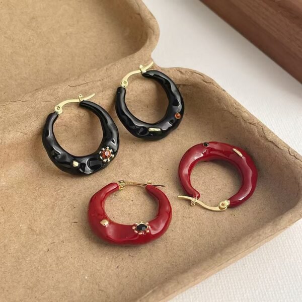 Women's French Vintage Black Enamel Dripping Oil Earrings, New Autumn and Winter Ear Jewelry with Luxury, Elegance, and a Niche High-End Feel