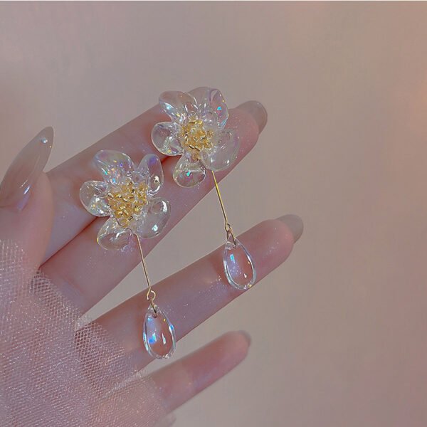 New 2025 high-class French vintage acrylic transparent flower earrings, a luxurious, niche and elegant piece of jewelry.