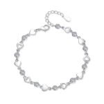 Sweet and cool heart-shaped cubic zirconia bracelet for girls. An ins-style, minimalist and niche-designed hollow heart-shaped jewelry, a versatile gift.