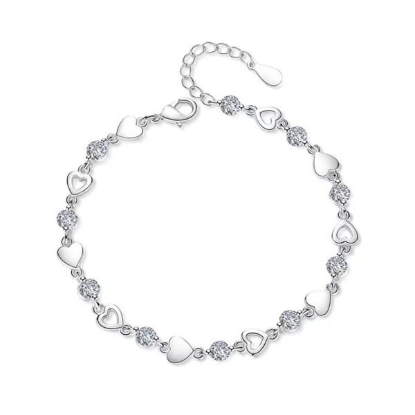 Sweet and cool heart-shaped cubic zirconia bracelet for girls. An ins-style, minimalist and niche-designed hollow heart-shaped jewelry, a versatile gift.