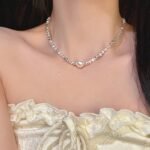 Women's 2025 New Fashionable Bling Silver Pearl Necklace with a Sense of Design, High-End Clavicle Chain, Light Luxury and Minority Neck Chain.