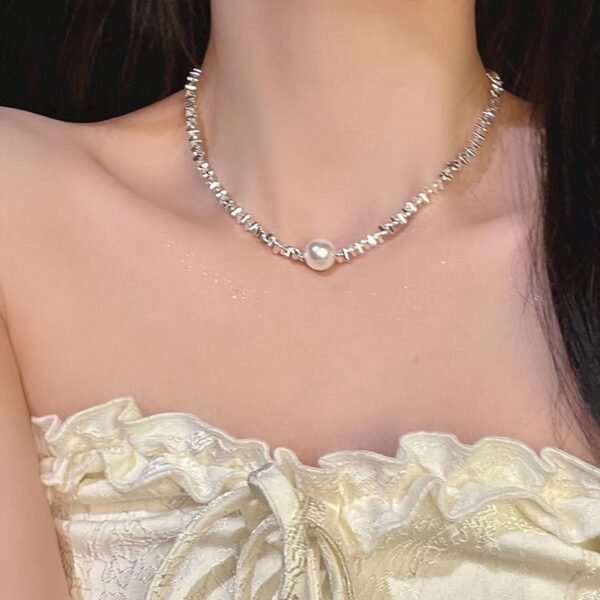 Women's 2025 New Fashionable Bling Silver Pearl Necklace with a Sense of Design, High-End Clavicle Chain, Light Luxury and Minority Neck Chain.