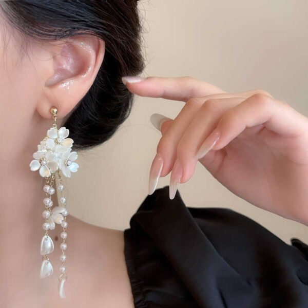 New style super fairy French flower tassel earrings for women, small-scale and exaggerated earrings with unique temperament and pendant earrings.