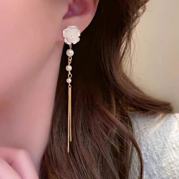Super-fairy, gentle, forest-style camellia and pearl delicate ear cuffs, long tassel, simple French vintage high-end earrings