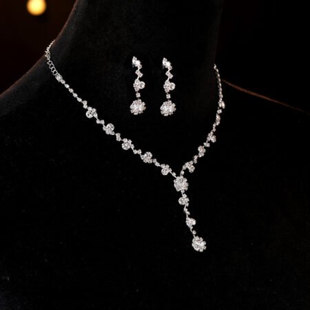 Fashion flower pendant set, European and American rhinestone necklace and earring luxury set, delicate for brides at dinner parties. Earrings + Necklace