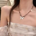 Sweet and cool rhinestone butterfly necklace for women with an ins-style design, a bowknot and pearl collarbone chain, an elegant neck chain.