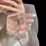 Women's clavicle chain, a love wreath bowknot necklace with a niche design sense, versatile and fashionable.