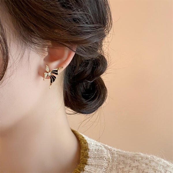 Small and delicate liquid butterfly stud earrings for women. New style French niche earrings with a sense of luxury and high - class temperament.
