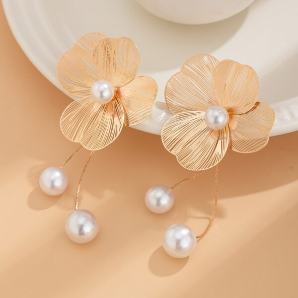 Single style link: European and American cross-border metal texture three-dimensional ginkgo leaf and flower stud earrings, sweet and cool versatile imitation pearl tassel ear ornaments. The translation for each part is as follows: