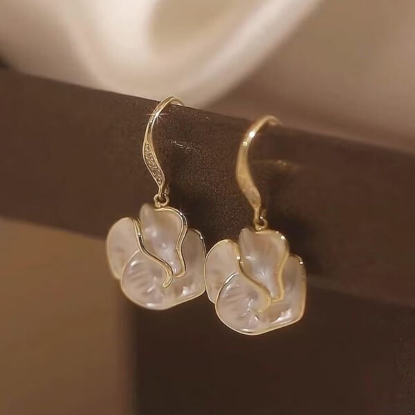 Hot-selling camellia stud earrings with a niche design, a sense of high-class and a cold style. These super-fairy and elegant flower earrings.