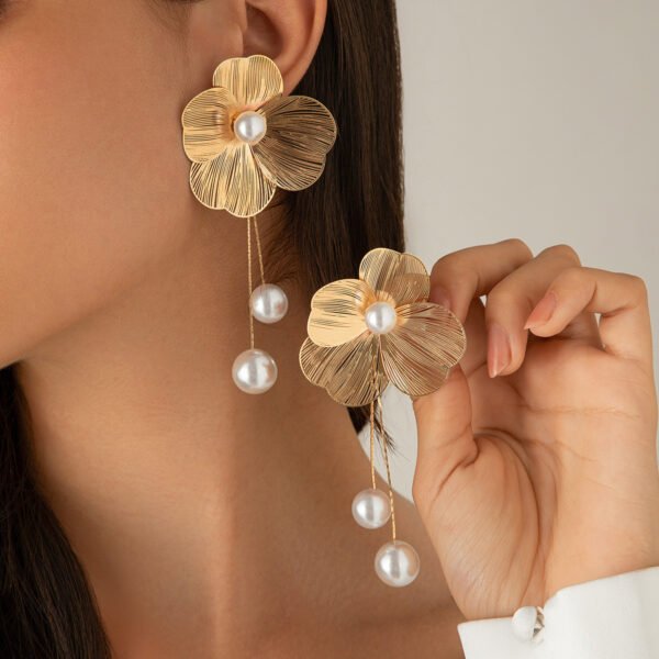 Single style link: European and American cross-border metal texture three-dimensional ginkgo leaf and flower stud earrings, sweet and cool versatile imitation pearl tassel ear ornaments. The translation for each part is as follows: