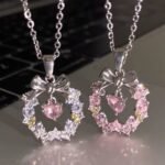 Women's clavicle chain, a love wreath bowknot necklace with a niche design sense, versatile and fashionable.