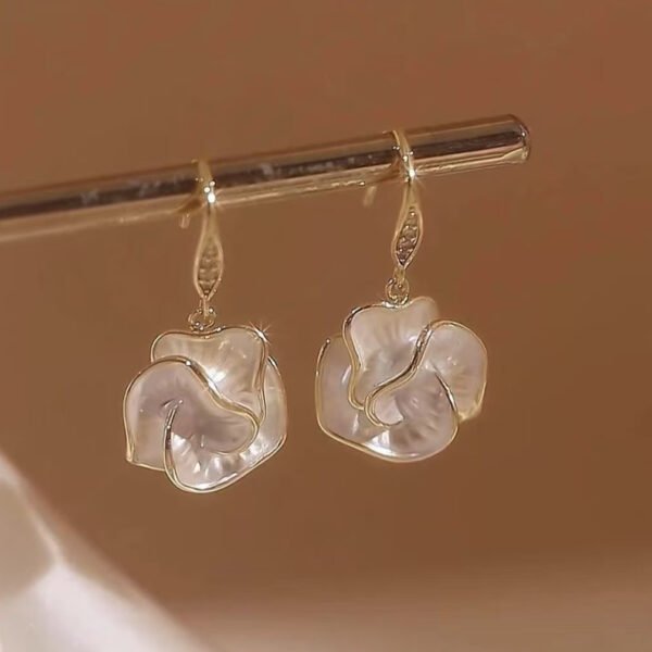 Hot-selling camellia stud earrings with a niche design, a sense of high-class and a cold style. These super-fairy and elegant flower earrings.