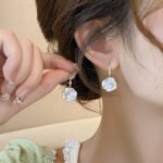 Hot-selling camellia stud earrings with a niche design, a sense of high-class and a cold style. These super-fairy and elegant flower earrings.