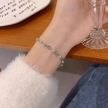 Sweet and cool heart-shaped cubic zirconia bracelet for girls. An ins-style, minimalist and niche-designed hollow heart-shaped jewelry, a versatile gift.