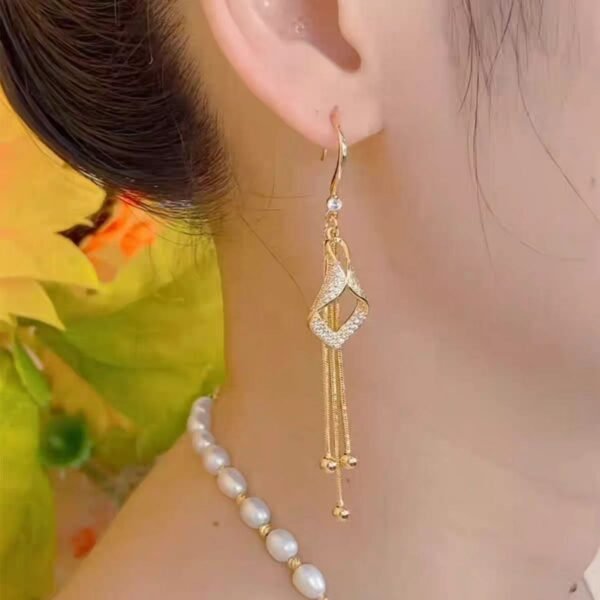 Women's fashionable geometric diamond long tassel earrings in a Korean style with a refined temperament, versatile and studded with diamonds, a luxurious and light - weighted earring that makes the face look slimmer.Women's fashionable geometric diamond long tassel earrings in a Korean style with a refined temperament, versatile and studded with diamonds, a luxurious and light - weighted earring that makes the face look slimmer.