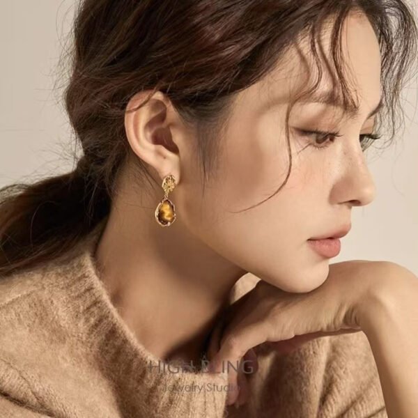 Maillard coffee-colored tiger eye stone earrings for women, simple, fashionable and versatile stud earrings with a luxurious and high-class sense of jewelry.