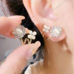 Light luxury, fashionable and high - end cat's eye stone flower earrings, new summer style with niche design and delicate stud earrings