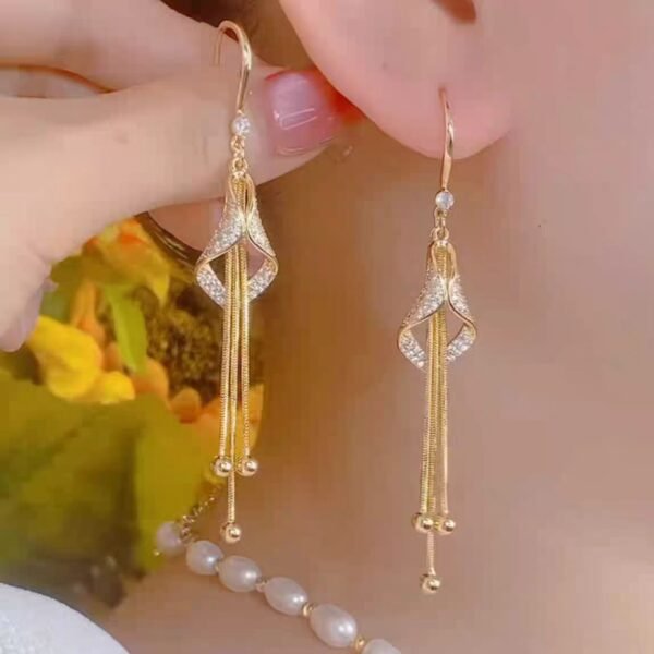 Women's fashionable geometric diamond long tassel earrings in a Korean style with a refined temperament, versatile and studded with diamonds, a luxurious and light - weighted earring that makes the face look slimmer.Women's fashionable geometric diamond long tassel earrings in a Korean style with a refined temperament, versatile and studded with diamonds, a luxurious and light - weighted earring that makes the face look slimmer.