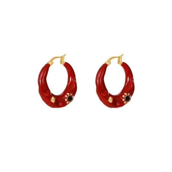 Women's French Vintage Black Enamel Dripping Oil Earrings, New Autumn and Winter Ear Jewelry with Luxury, Elegance, and a Niche High-End Feel