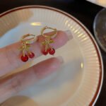 Wholesale of 2025 new-style internet-famous cherry ear clips, fashionable and elegant earrings for women with a sense of design and a light luxury style.