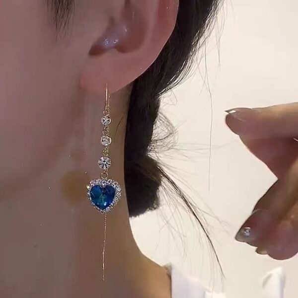 New style fashionable imitation blue crystal earrings, heart-shaped diamond-encrusted ear wires, women's long heart-shaped pendant ear wires with a sense of luxury.
