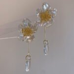 New 2025 high-class French vintage acrylic transparent flower earrings, a luxurious, niche and elegant piece of jewelry.