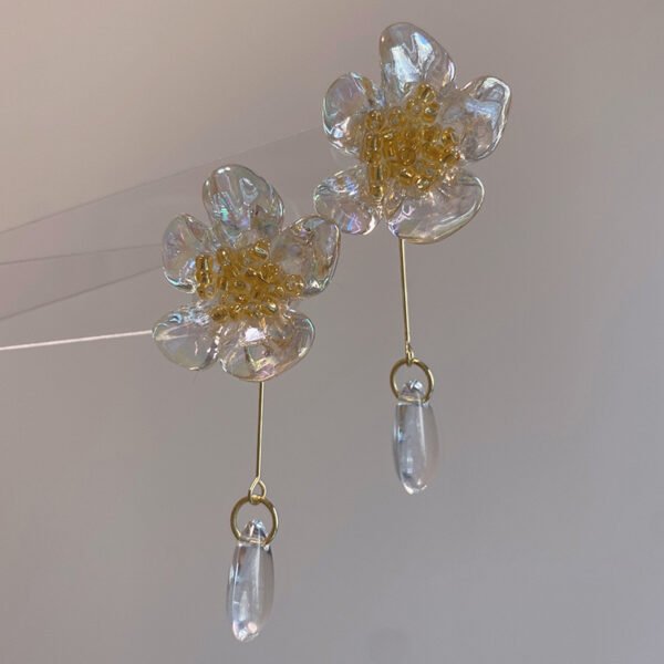 New 2025 high-class French vintage acrylic transparent flower earrings, a luxurious, niche and elegant piece of jewelry.