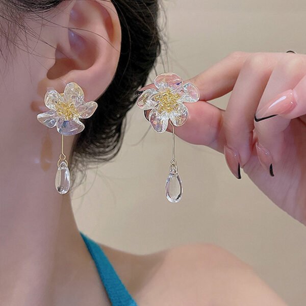 New 2025 high-class French vintage acrylic transparent flower earrings, a luxurious, niche and elegant piece of jewelry.