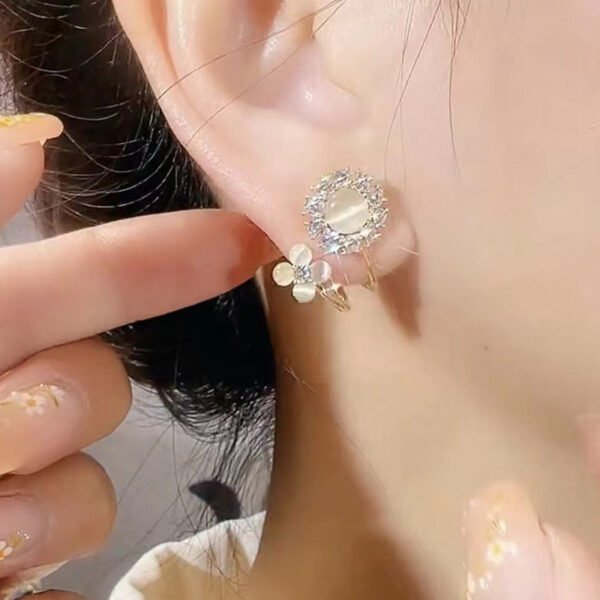 Light luxury, fashionable and high - end cat's eye stone flower earrings, new summer style with niche design and delicate stud earrings