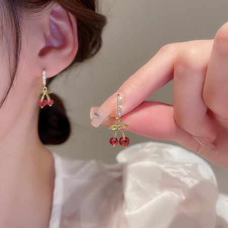 Wholesale of 2025 new-style internet-famous cherry ear clips, fashionable and elegant earrings for women with a sense of design and a light luxury style.