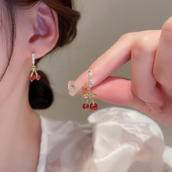 Wholesale of 2025 new-style internet-famous cherry ear clips, fashionable and elegant earrings for women with a sense of design and a light luxury style.
