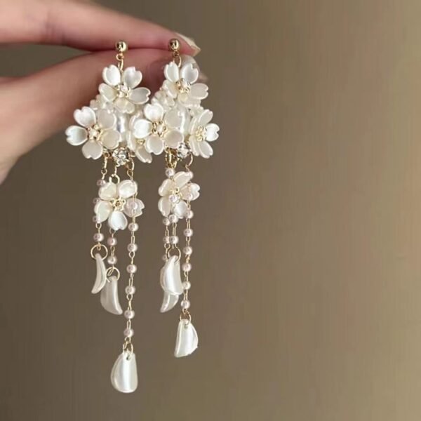 New style super fairy French flower tassel earrings for women, small-scale and exaggerated earrings with unique temperament and pendant earrings.