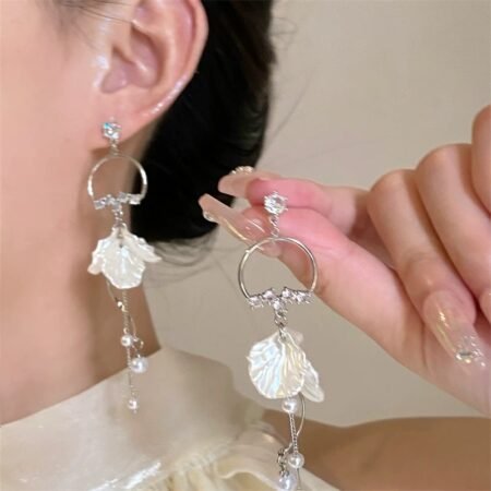 Women's super-fairy long petal pearl tassel earrings, minimalist, luxurious, niche design with a sense of high-class and elegance.