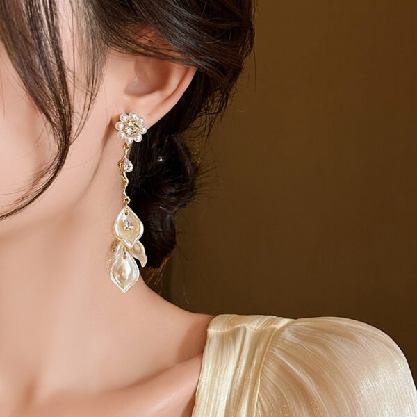 Women's super-fairy Baroque pearl shell earrings, long and gentle tassel earrings, new and niche high-end jewelry