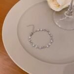 Sweet and cool heart-shaped cubic zirconia bracelet for girls. An ins-style, minimalist and niche-designed hollow heart-shaped jewelry, a versatile gift.