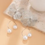 Single style link: European and American cross-border metal texture three-dimensional ginkgo leaf and flower stud earrings, sweet and cool versatile imitation pearl tassel ear ornaments. The translation for each part is as follows: