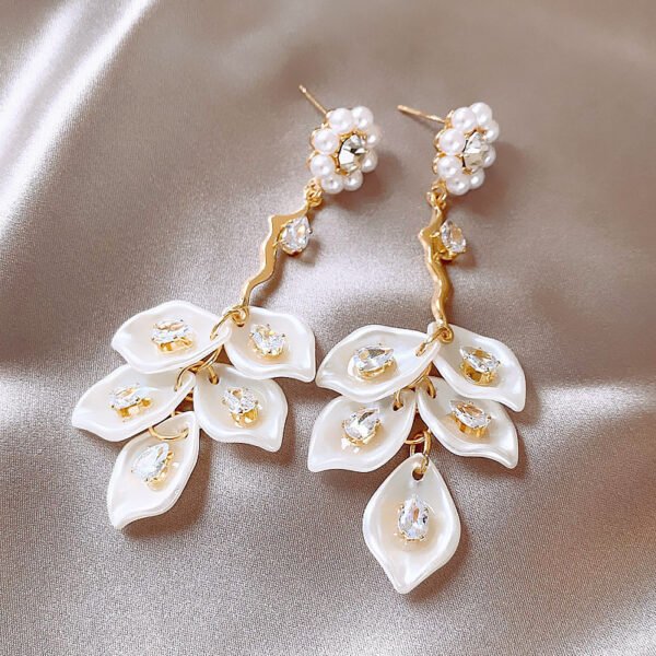 Women's super-fairy Baroque pearl shell earrings, long and gentle tassel earrings, new and niche high-end jewelry