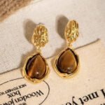 Maillard coffee-colored tiger eye stone earrings for women, simple, fashionable and versatile stud earrings with a luxurious and high-class sense of jewelry.