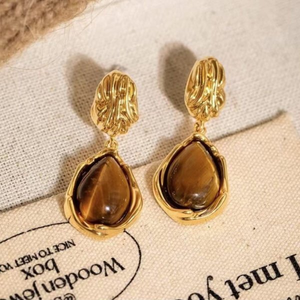 Maillard coffee-colored tiger eye stone earrings for women, simple, fashionable and versatile stud earrings with a luxurious and high-class sense of jewelry.