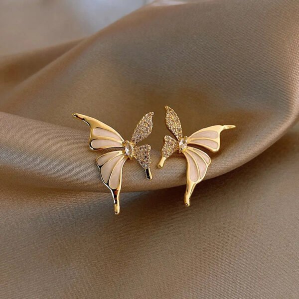 Small and delicate liquid butterfly stud earrings for women. New style French niche earrings with a sense of luxury and high - class temperament.