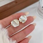 Hot-selling camellia stud earrings with a niche design, a sense of high-class and a cold style. These super-fairy and elegant flower earrings.