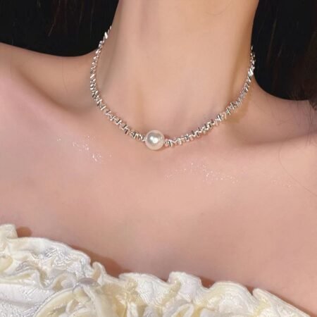 Women's 2025 New Fashionable Bling Silver Pearl Necklace with a Sense of Design, High-End Clavicle Chain, Light Luxury and Minority Neck Chain.