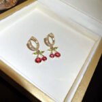 Wholesale of 2025 new-style internet-famous cherry ear clips, fashionable and elegant earrings for women with a sense of design and a light luxury style.