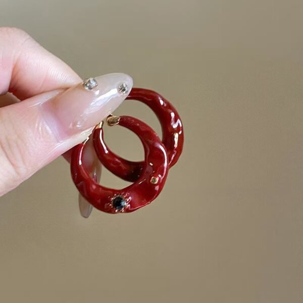 Women's French Vintage Black Enamel Dripping Oil Earrings, New Autumn and Winter Ear Jewelry with Luxury, Elegance, and a Niche High-End Feel