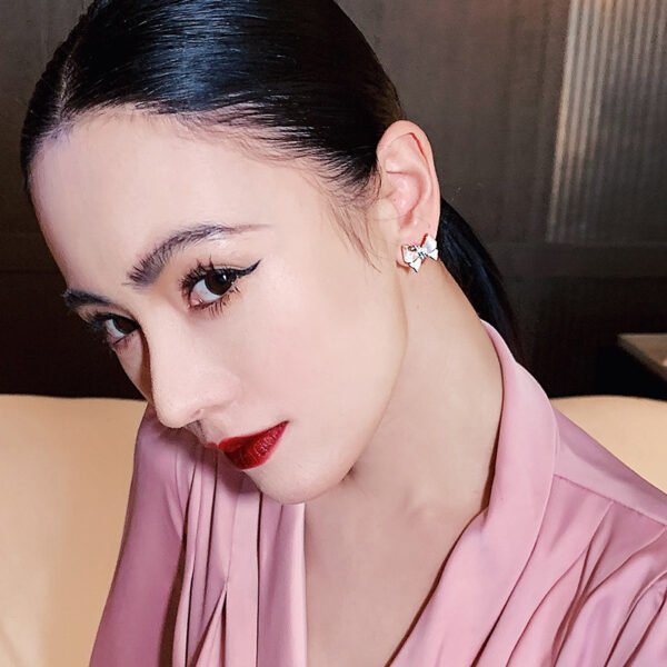Korean high-end bow stud earrings for women, with a niche and stylish design. New styles for 2025.